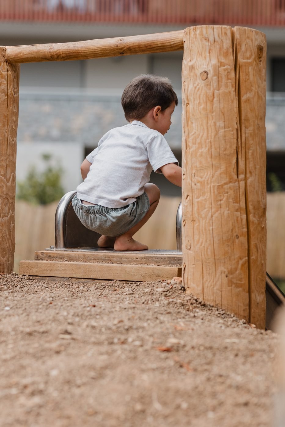 Enfant sur l'aire de jeu naturelle