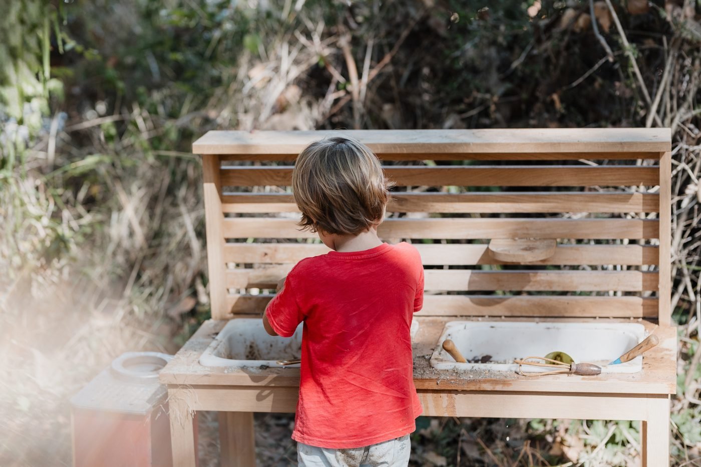 Enfant à la cuisine à boue